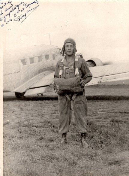 ce parachutiste qui se distingue par le laçage traditionnel avec lacets blancs parait revètu d' effets de toile U.S