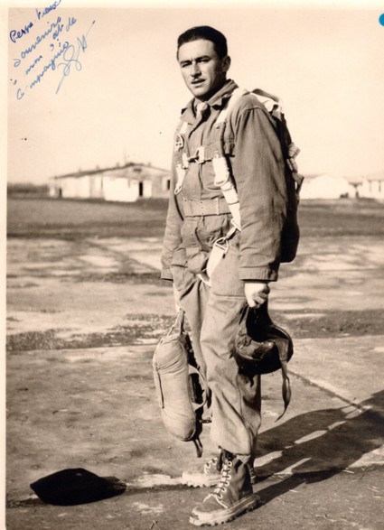 Ce parachutiste pret à sauter porte une combinaison .Il est chaussé de bottes de saut  (U.S. ..la photo datant de décembre 1947 )