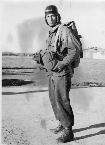 Pret à sauter ce parachutiste a passé son beret sous un sandow du ventral .Il porte une veste de tenue camouflée Anglaise DENISON-SMOKE très usée et un pantalon de drap 