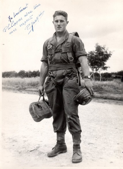 casque d' entrainement modèle 1945 sur lequel est dessiné un Brevet de l'Infanterie de l' Air ainsi que l'inscription NANTES