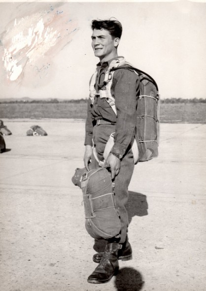 " On dirait que ce chuteur tient à la main droite un casque d' entrainement Français type GUENEAU modèle 1950 ? il porte un pantalon de drap et une chemise en laine "