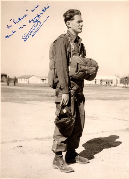  Ces deux chuteurs sont équipés d'un ensemble de parachutage AERAZUR .La disposition des sangles fait penser à celle du parachute US T 7.Les sandows sur les parachutes sont plats et non plus d' aspect tubulaire .