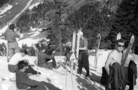 Après la séance de photos  préparation à l' apprentissage du ski .Les skis militaires blancs avec une ligne bleue au centre ( présentation traditionnelle des skis militaires ) sont très longs et les fixations par cable sont fixes  selon l'usage de l' époque "