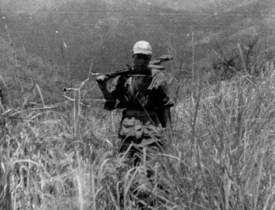  Cet homme dont on ne distingue que la silouhette porte son Fusil Mitrailleur (24/29 )sur l' épaule Dans une pareille végétation qui impose des combats  de rencontre à très courte distance le Fusil Mitrailleur est réduit au role d' arme individuelle défensive "