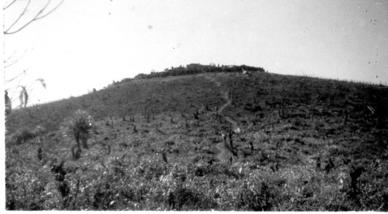 En haut de ce piton un poste .d'allure modeste La colline a été déboisée pour fournir les matériaux de construction du poste ,  dégageant  des champs de tirs et ainsi dissuader les assaillants de s' aventurer sur cette zone ou ils seraient totalement exposés