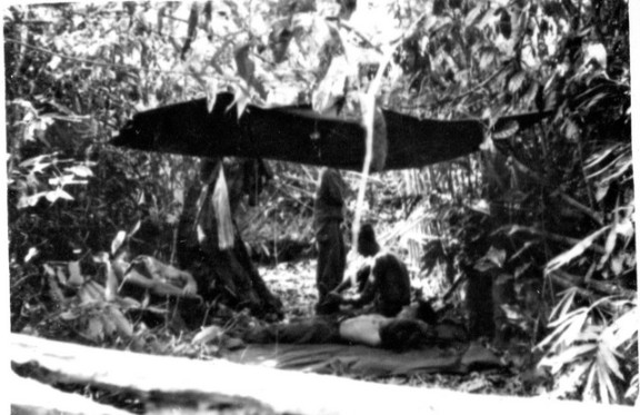 .La jungle offre de multiples possibilités de monter des bivouacs discrets.Une toile de tente permet de s' abriter du soleil et dans une moindre mesure de la pluie 