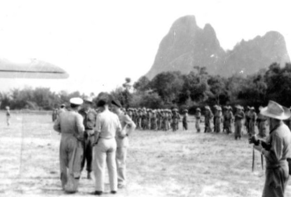 Des autorités viennent passer en revue un élément du 1° LAO qui part en opération aéroportée