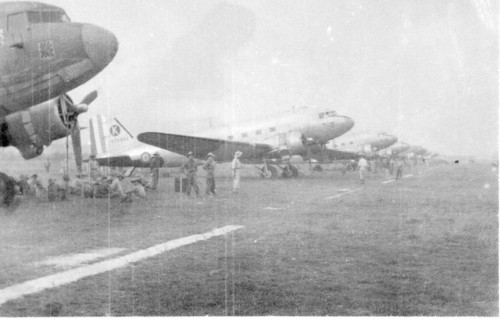 Le nombre de DAKOTAS C 47 alignés au parking indique qu'une OAP importante est en cours . Sous les ailes les premiers sticks sont en attente