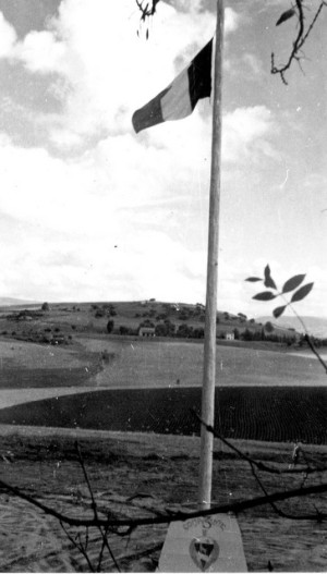 Place d' armes à proximité des cantonnements de la 3° Compagnie Au pied du mat des Couleurs l'insigne du 18°RIPC 