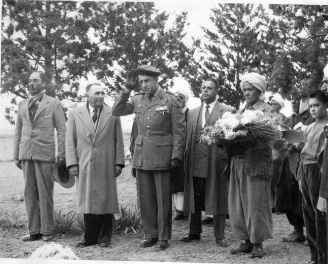 Dépot de gerbes et minute de silence en présence des notables des deux communautés .Le Capitaine Roger PHILIPPON salue