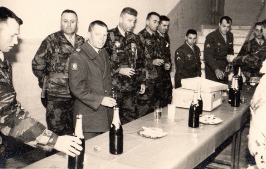 Le Lieutenant Colonel BUCHOUD préside un pot à la popote des Sous - Officiers de la 4° compagnie le 25 décembre .Derrière le chef de corps le Commandant BLOCH à sa gauche le Capitaine Roger PHILIPPON."