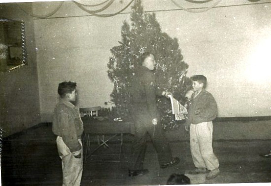 Deux petits Français Musulmans aident à la mise en place de la décoration de Noël 