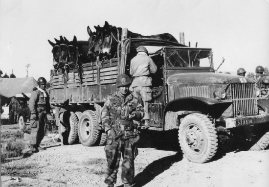 Le Lieutenant Georges LAFFONT était célèbre par la création d'une Section de Mortiers de 81 jumelée avec une Compagnie Muletière .   Ici en photo devant un GMC porteur de 6 mulets .Les mulets étaient sur un plancher formé par les caisses d'obus .Ainsi le lieutenant G.LAFFONT  emportait beaucoup plus que la dotation réglementaire et sa section une fois débarquée était en mesure de suivre les unités de combat en tout terrain 