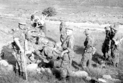 Le Capitaine Roger PHILIPPON auprès des cassés au saut avant leur évacuation