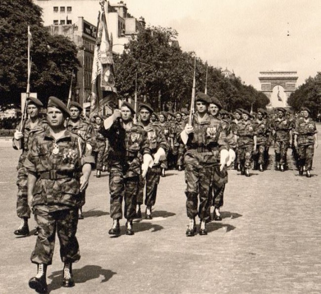  Lieutenant Colonel BUCHOUD Porte Drapeau Lieutenant LE FUR On note le laçage de tradition qui a été souligné par le commentateur du défilé