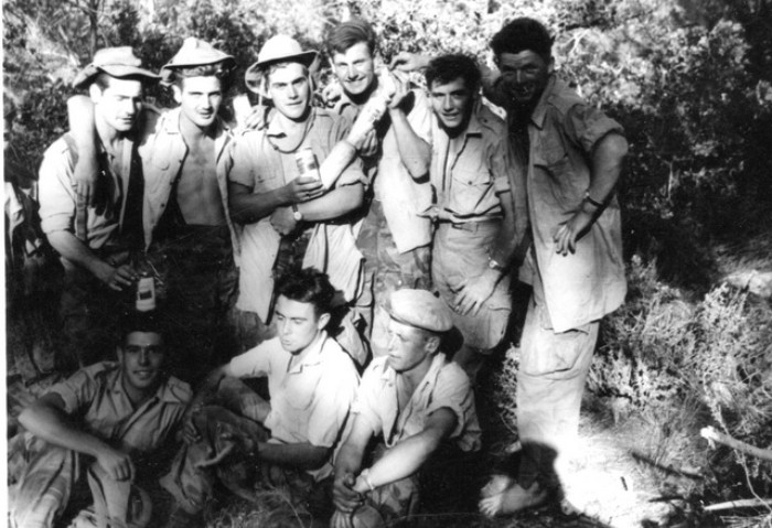 Le 16 Octobre départ des libérables de la classe 1955 /2A Cette photos concerne un contingent plus ancien mais traduit bien l' esprit de contingent qui règnait chez les Appelés Volontaires Parachutistes Dans les bras du personnage central une quille fraichement taillée,dans le tronc d'un chêne vert