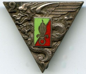 Insigne du 2° Bataillon Etranger de Parachutistes créé en 1948 conservé par le 2° REP  en 1955 .Très glorieux Régiment Parachutiste de la Légion Etrangère détenteur de la fourragère Légion d' Honneur au titre de la Guerre d' INDOCHINE .Stationné à CALVI depuis la fin de la Guerre d' ALGERIE