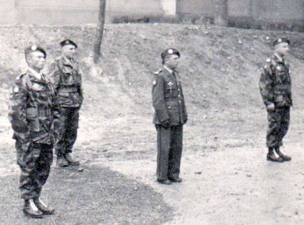 Le Lieutenant Colonel P BUCHOUD vient de donner le commandement au Lieutenant LE FUR à sa droite  A sa gauche le Capitaine Roger PHILIPPON au second plan le chef de Bataillon BLOCH Commandant en Second du 9° R.C.P