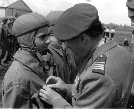 Un Commandant ( chef d' Escadron AUBY  commandant la SSV ? )avec un beret trois pièces remet un Brevet Prémilitaire .Le récipiendaire est en combinaison de saut ce qui laisserait supposer qu'il fait partie du personnel de la SSV(?)