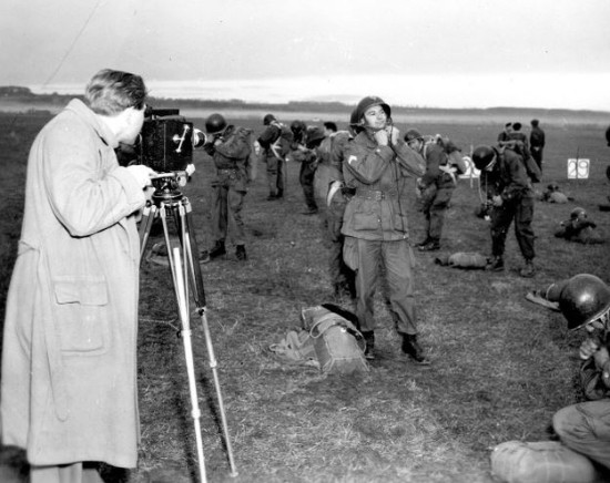  Un correspondant de guerre US film un stick de Parachutistes Français à l' équipement