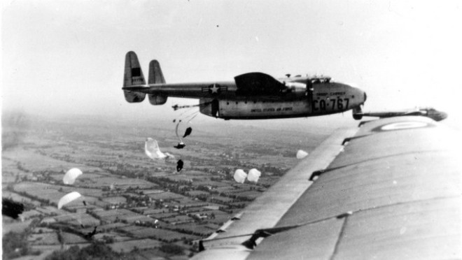 Belle photo d'un Fairchid C 82 en cours de largage Cet avion intrigue souvent les amateurs qui le prennent pour un Nord 2501 avant l' heure .Dans les années 60 on le désignait volontiers comme "Packet 