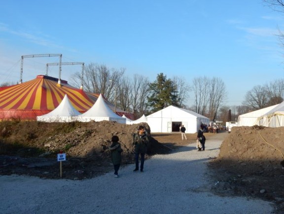 Entrée VIP de la zone attribuée au Cirque de Noël .Des levées de terre autour des chapiteaux évoquent un camp retranché, VigiePirate est passé par là ...Ca y est nous revoila dans le contexte guerrier "