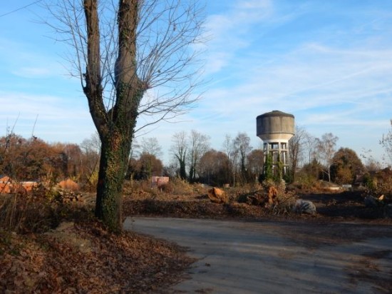 ce chateau d'eau rescapé se trouve entre les anciens emplacements  des Hotels sous-offs et le roulage 