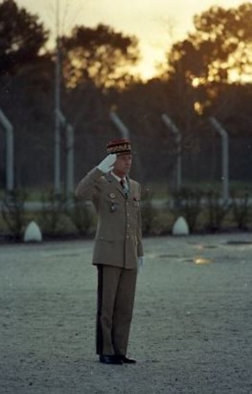 Le Régiment est présenté au Général de Division Michel GUIGNON Commandant la 11° Division Parachutiste .