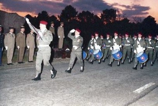 le défilé des troupes .A droite du Général les récipiendaires sont mis à l'honneur La Musique de la 11° DP 44°DMT avec des tabliers de tambours new look  ouvre le défilé au soleil couchant "