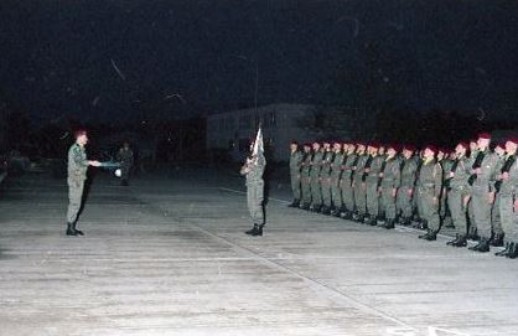 Honneurs au Fanion par une compagnie devant son batiments Cette séquence n' était à l' époque pas prévue par le cérémonial officiel contrairement aux Honneurs au DRAPEAU qui constituaient le dernier tableau des Prises d' Armes