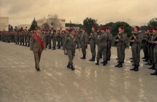 Le Colonel JP VOLA passe les troupes en revue accompagné du Général de Corps d' Armée BIZARD 