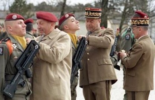 En civil le Colonel (er) ALLARD Président de l' Amicale des Anciens du 1° R.C.P.familièrement surnommé TATAVE par ses pairs Il commanda le CNEC  dans les années 70