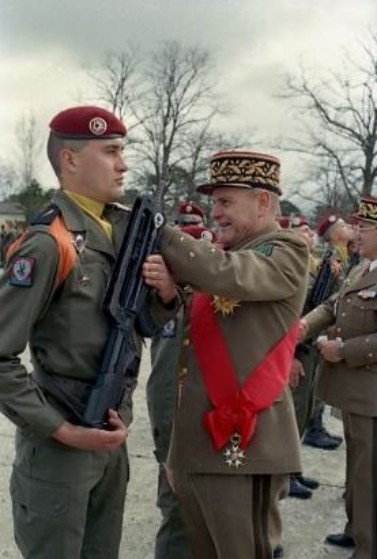 Le Général de Corps d' d'Armée BIZARD porte les insignes de Grand Croix de la Légion d' Honneur