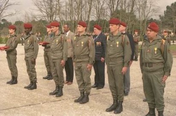 . En ligne les récipiendaires de la Médaille Militaire Parmi les parrains au fond à gauche le regretté Adjudant Chef VALENDOF - ancien des 1° et 18° RCP-