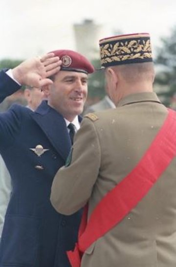 Le Général BIZARD décore de la Médaille Militaire J.P. LAMY ancien de son Escadron , blessé au combat