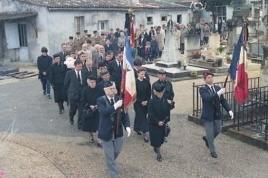 En tète du cortège Madame FAURE et sa famille 