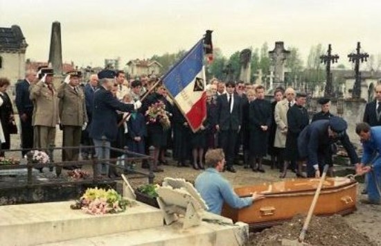 Les Drapeaux s'inclinent lors de la mise en terre On voit nettement sur le Drapeau des vieilles suspentes le Brevet Parachutiste de l' Infanterie de l' air