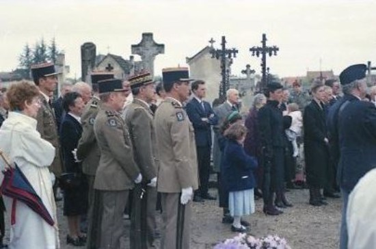 Selon le voeu du défunt il n' y avait à ses obsèques aucune autorité militaire et aucun drapeau autres que du 1° RCP son Régiment . Le Général J.FAURE avait été emprisonné  5 ans à la Santé et à TULLE à l' issue du Putch dit des Généraux en 1961 .Après sa libèration le Général FAURE resté fidèle à ses engagements avait totalement rompu avec l'institution militaire .