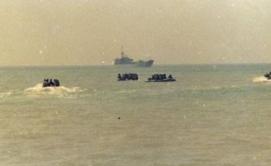  Les bateaux se regroupent pour se diriger en colonne vers l' EDIC