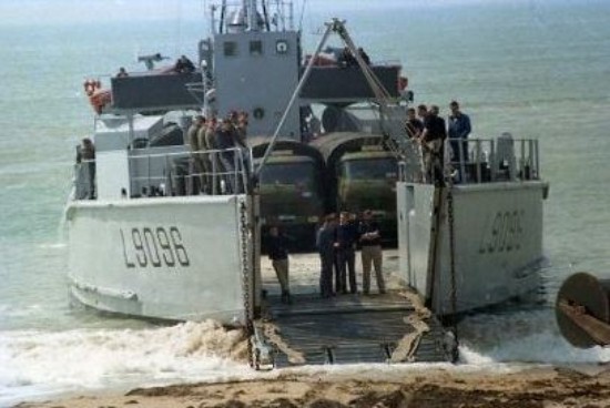 Les camions vont bientot débarquer .On voit qu' à la faveur d'un océan d'huile l' EDIC a beaché au plus près de la plage