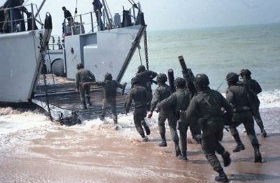  L' exercice initialement en beret rouge sera suivi de répètitions en bonnet commando et en casque jusqu' à execution parfaite