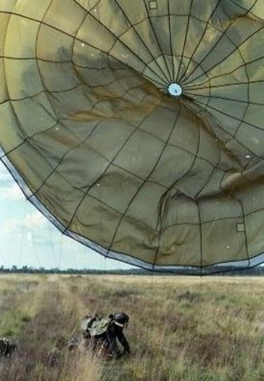  Le parachute qui s' affale mollement est un EFA 72-12 Il avait fallu ajouter une résille tout le long du bord d' attaque ,ce dernier ayant la facheuse tendance  à rester collé au moment de l'ouverture