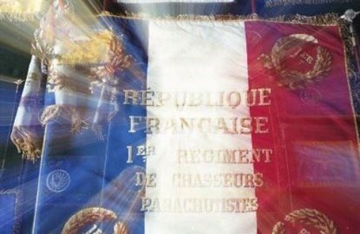 Le Drapeau transcendé par un soleil rayonnant 