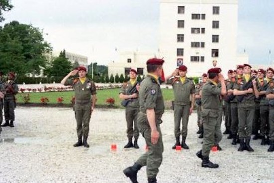 Revue des troupes par le colonel JP VOLA accompagné du Capitaine MASSON