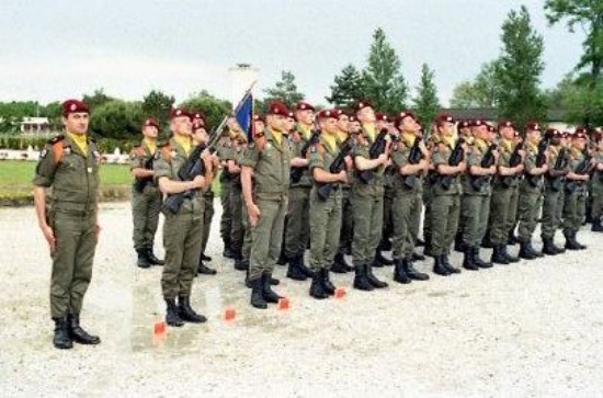 Le Capitaine SECHEPINE commandant la 12° Compagnie (ORANGE ) et son Fanion au modèle 1972 ( revers tranché de bleu clair à la hampe et de rouge aux parties flottantes)