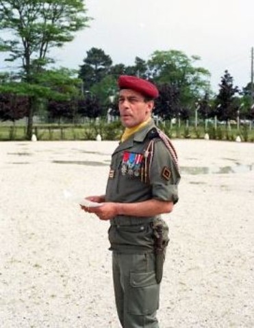 Au centre de la Place  JEB SHEIM le Chef de Corps prononce une allocution sur le symbole du Drapeau et la signification des Fourragères