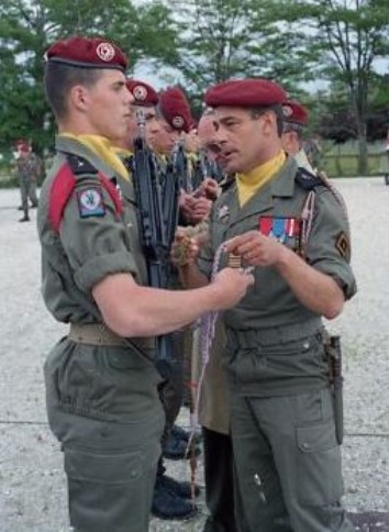 Remise des fourragères aux appelés Volontaires Parachutistes du contingent 1988/04