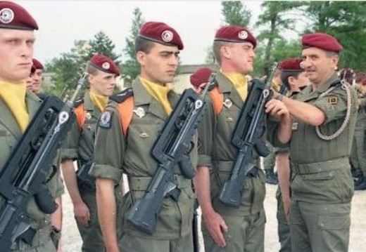 Le Lieutenant Colonel Ch CHANTECLAIR repère le photographe 