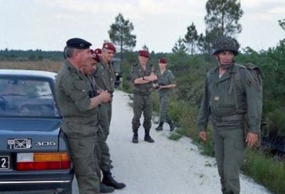 Interception d'un Lieutenant qui subit un interrogatoire un peu narquois