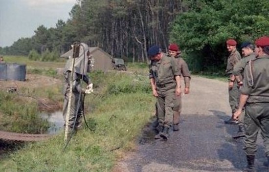 Le général s' avise que ses rangers sont maculées de boue ...il en profite pour tester une lance de décontamination et du coup nettoyer ses chaussures